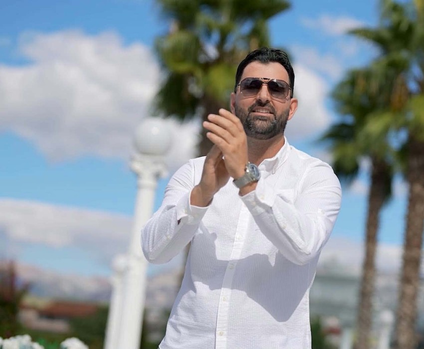 Simon Gjonaj rikthet traditën në skenë, ky është projekti i ri muzikor 'Shamia e kuqe'