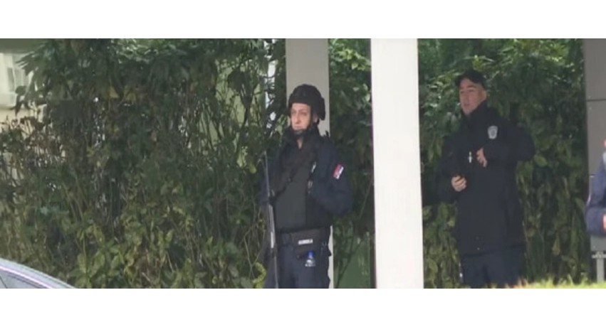Krizë financiare në Beograd: Policia e armatosur rrethon bankën e afërt me strukturat e pushtetit