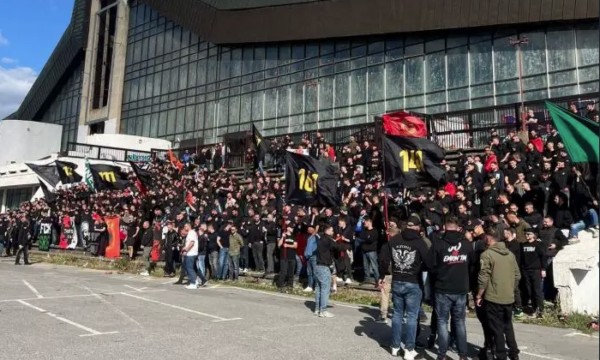 Bashkim i fuqishëm në Prishtinë: Tifogrupet marshojnë në mbrojtje të ish-udhëheqësve të UÇK-së