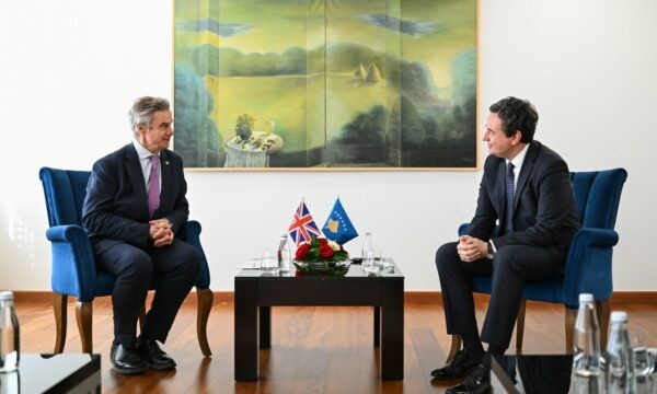 Kurti takon ambasadorin britanik: Në fokus konsolidimi i institucioneve dhe partneriteti bilateral