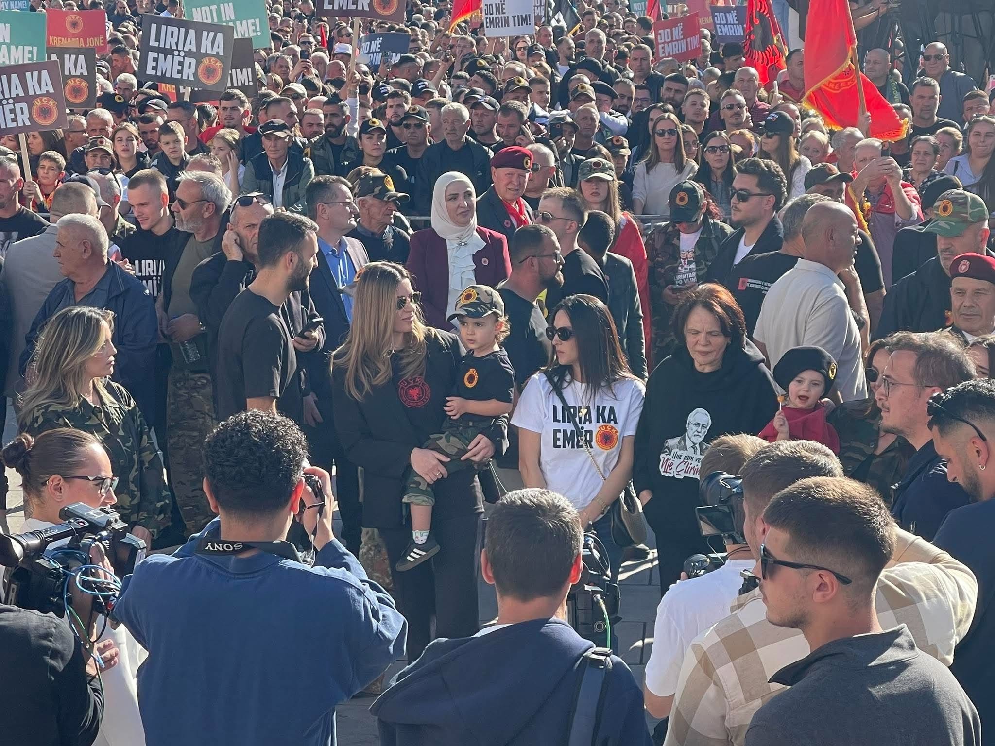 Masivizim i protestës në Prishtinë: Familja e Jakup Krasniqit dhe deputetët e PDK-së krah qytetarëve kundër vendimit të Hagës