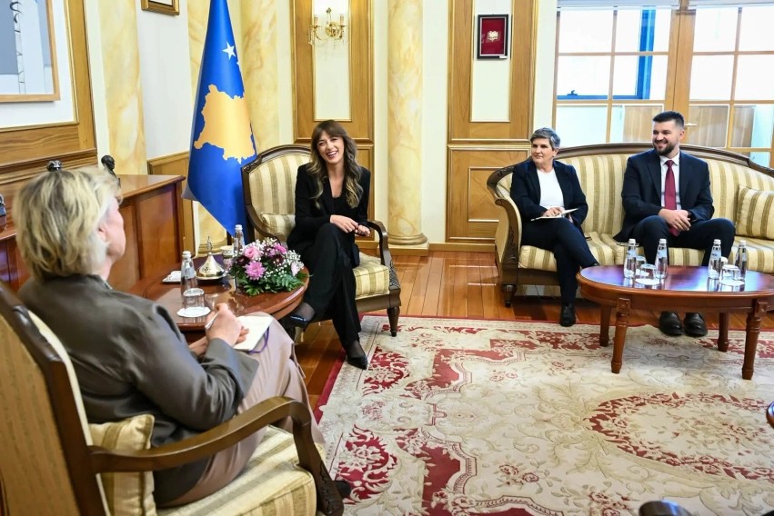 Fuqizimi ekonomik i grave në fokus, Albulena Haxhiu takon delegacionin e Forumit Ekonomik të Grave