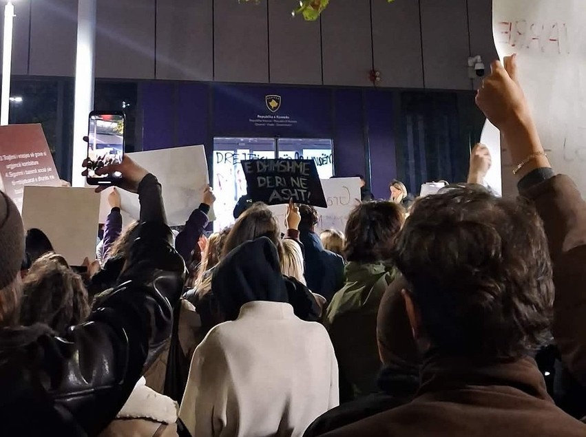 “Jo vetëm suspendime, kërkojmë burg!” – Protesta në Prishtinë vë në shënjestër ministrat dhe drejtësinë për vrasjen në Pejë