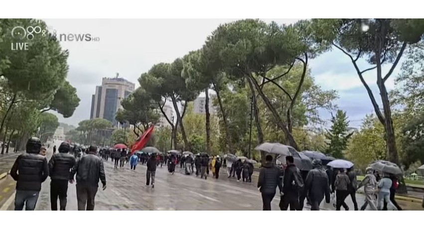 Tensionohet situata në Tiranë: Protestuesit largohen nga Ministria e Arsimit dhe marshojnë drejt Kryeministrisë