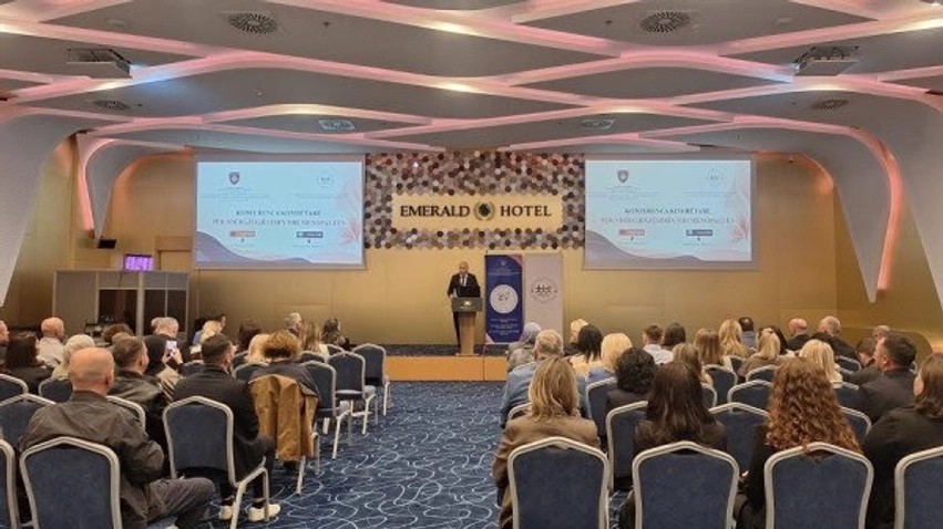 Thyhet heshtja për shëndetin e grave: Konferenca kombëtare kërkon vëmendje më të madhe ndaj menopauzës