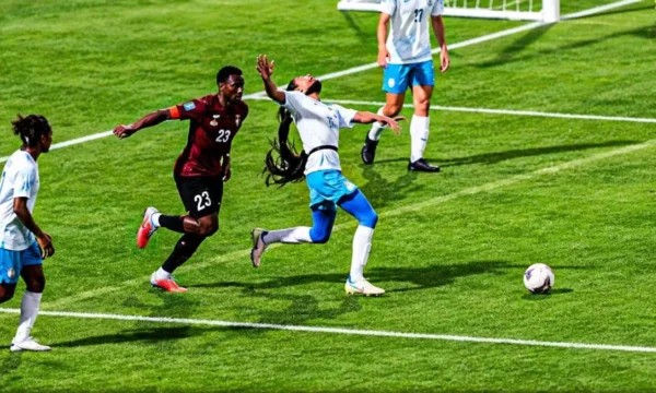 Fenomeni me flokët e gjata: Futbollisti që detyroi gjyqtarin të ndëshkojë dy kundërshtarë me karton të kuq