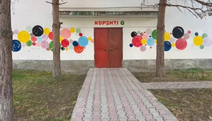 Skandali në Korçë: Gjykata lë të lirë edukatoren e akuzuar për dhunimin e 4-vjeçarit, por e largon nga puna