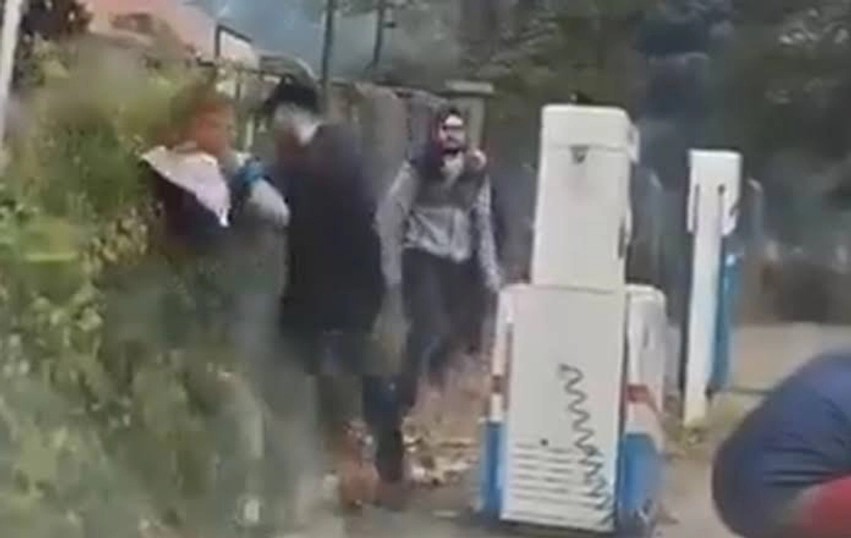 Incident i rëndë në Serbi: Maskuarit me shufra metalike sulmojnë motoçikletistët pranë një qendre votimi