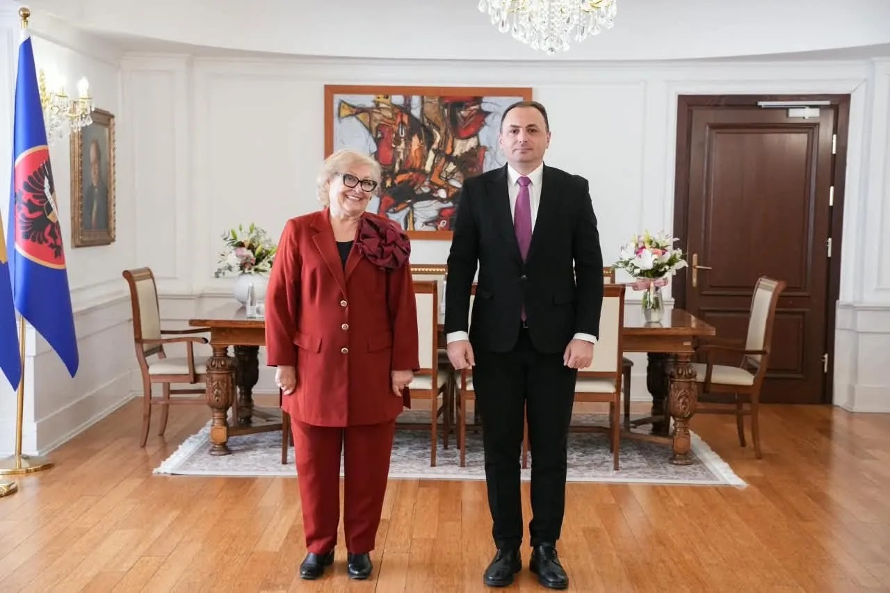 Gjendja e sigurisë në fokus: Presidentja Shiroka-Pula pret në takim kreun e AKI-së, Petrit Ajeti