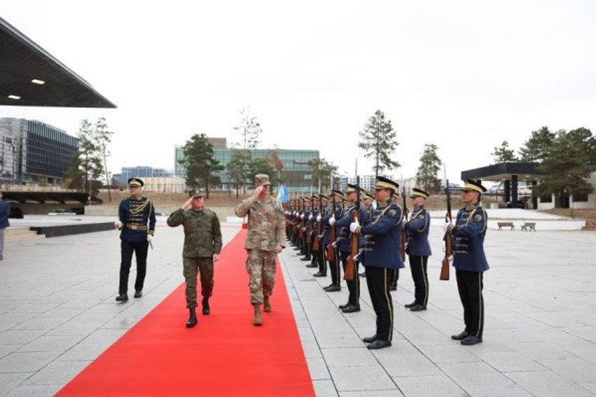 ​Komandanti i NATO-së për Evropë viziton Ministrinë e Mbrojtjes dhe FSK-në, diskutohet për sigurinë dhe stabilitetin në Kosovë dhe rajon