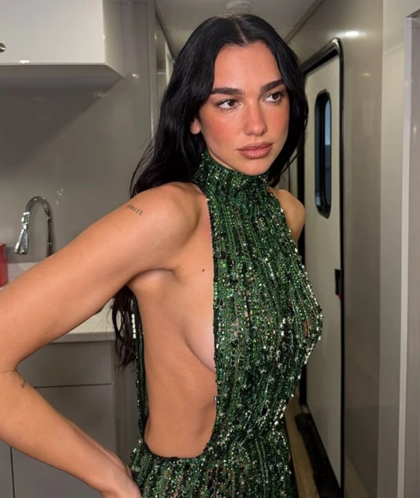 Dua Lipa mahnit me fustan smeraldi në New York dhe korr fitore të rëndësishme ligjore