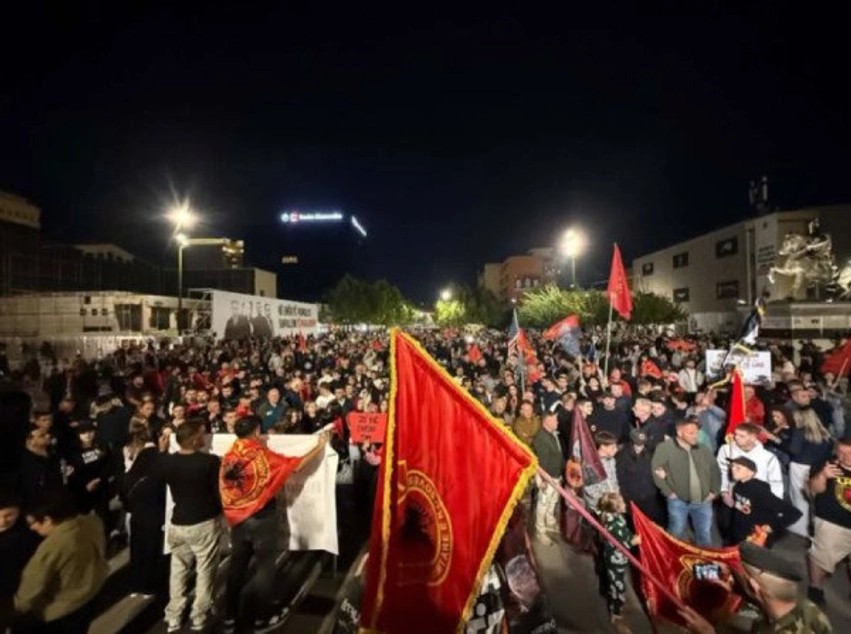 Protesta “Jo në emrin tim”: Qytetarët sfidojnë shiun për të kërkuar mbështetje institucionale për ish-pjesëtarët e UÇK-së