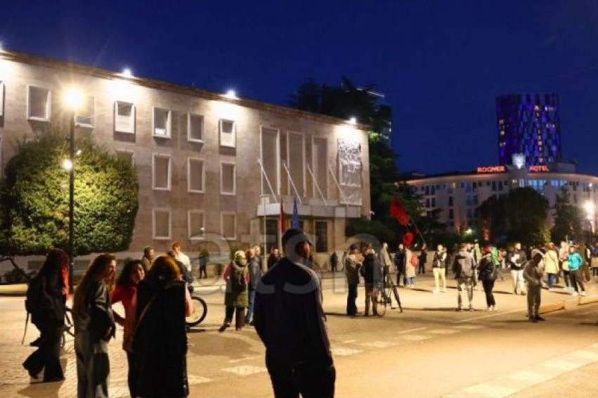 Vazhdon vala e revoltës në Tiranë, studentët dhe qytetarët mbërrijnë para Kryeministrisë në ditën e 17-të të protestave