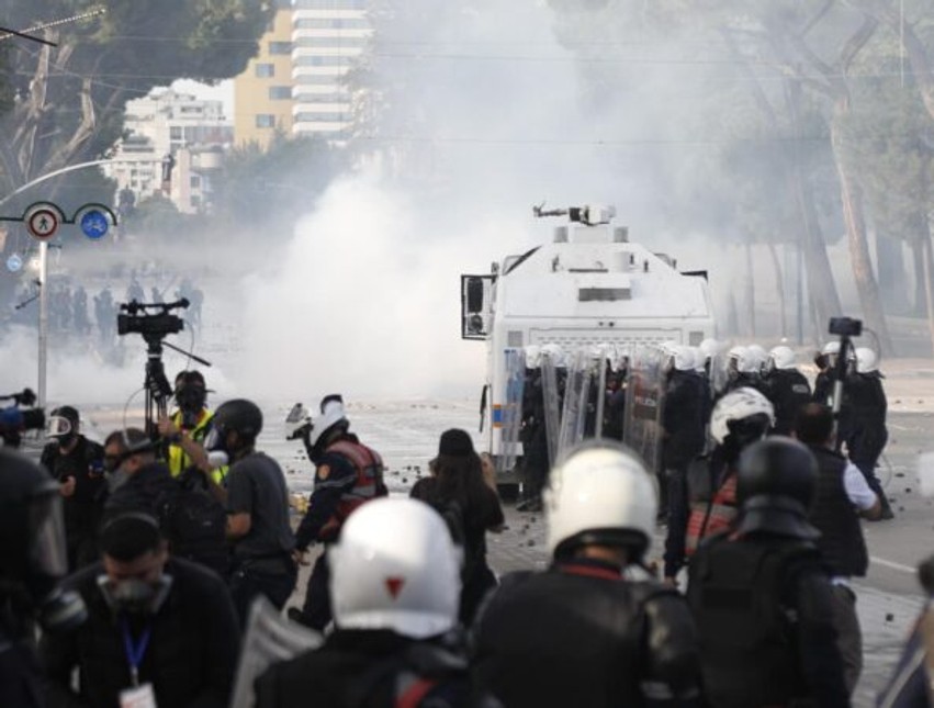 Incidenti në protestë, nis hetimi për plagosjen e të riut dhe pezullohet efektivi i forcave “Shqiponja”