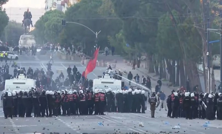 Tensione dhe shoqërime në Tiranë: Policia ndjek protestuesit te Piramida pas përdorimit të gazit lotsjellës