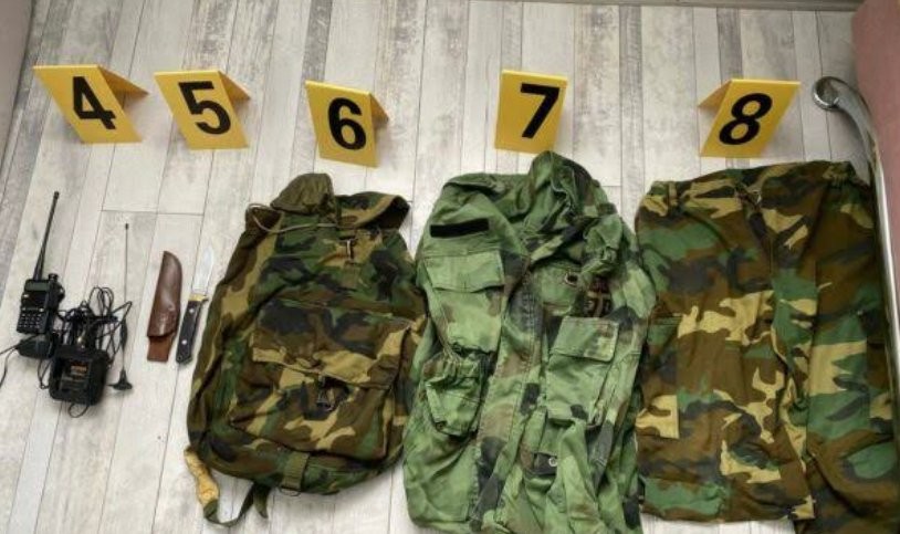 Arsenal armësh dhe uniforma ushtarake zbulohen në një objekt të pabanuar në Leposaviq