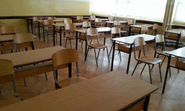 Krijohen sfidat e mëdha në arsim: Dy gjimnaze në një ndërtesë lënë nxënësit pa kabinete informatike