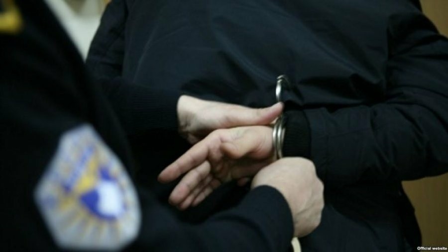Vandalizimi i institucionit gjatë protestës: Pranga të dyshuarit për thyerjen e xhamit të Kuvendit