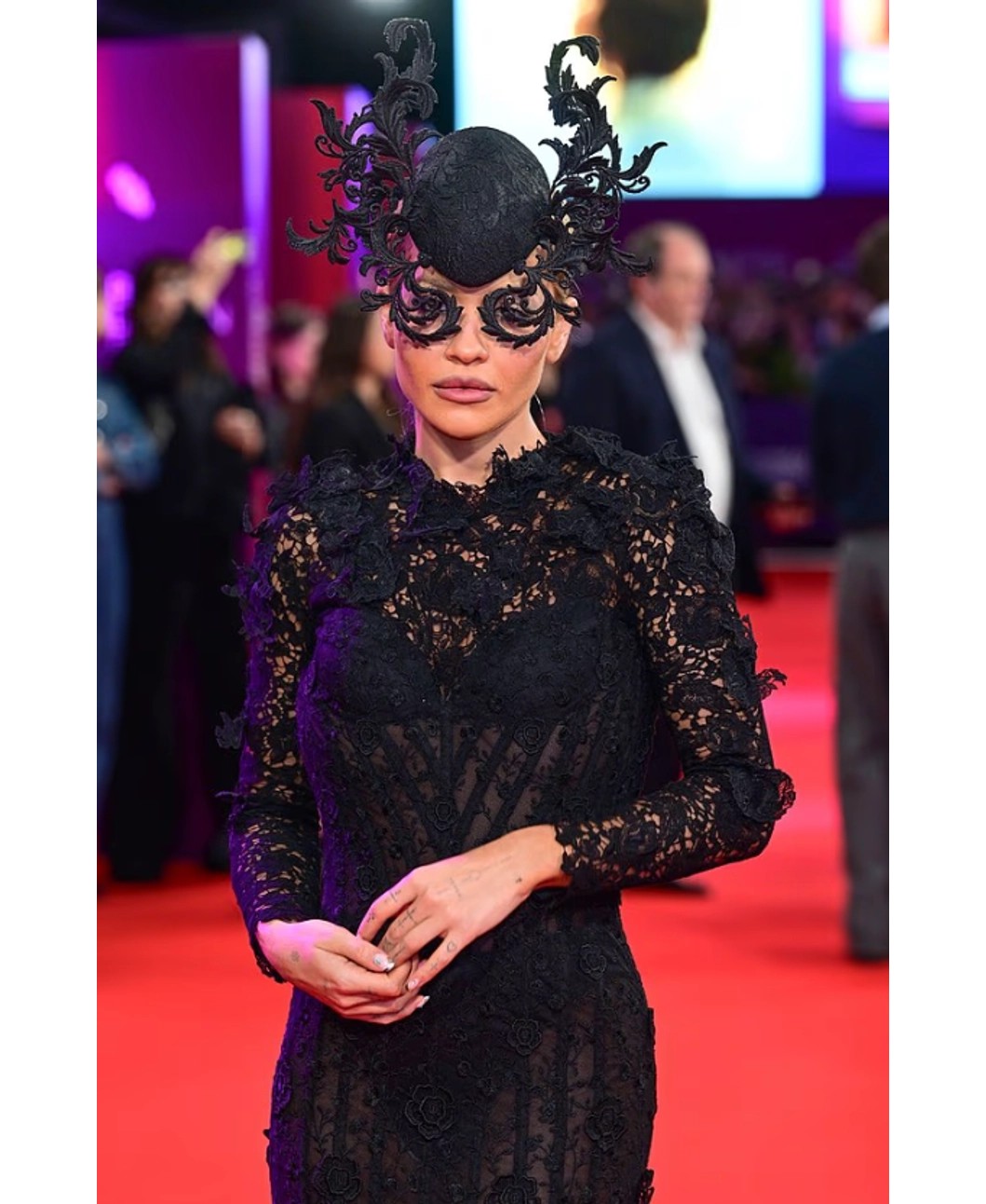 Stil unik dhe elegancë ekstravagante: Rita Ora mahnit në tapetin e kuq në krah të Taika Waititi