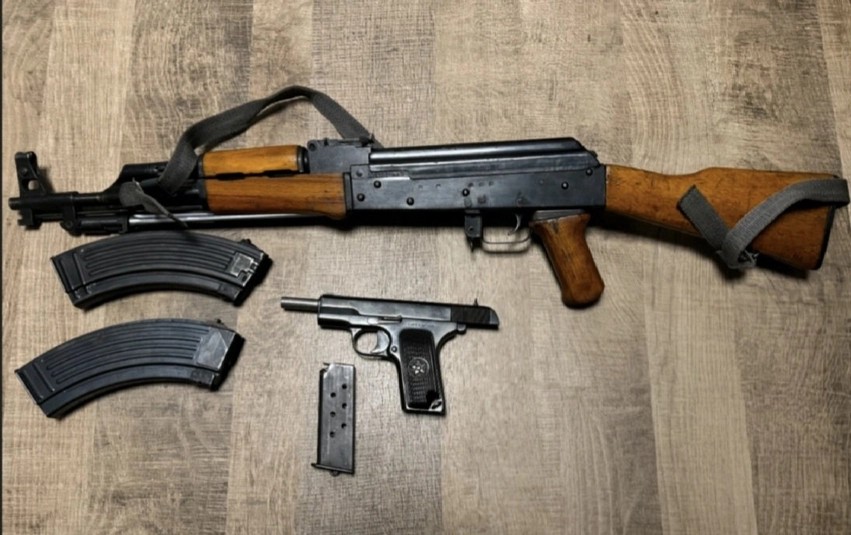 Aksion i policisë në Shtime: Sekuestrohet një AK-47 dhe pistoletë në shtëpinë e një 57-vjeçari