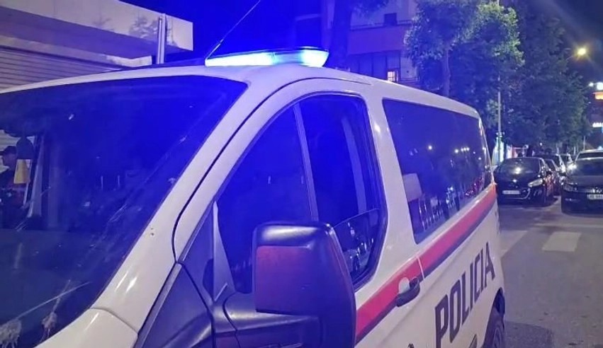 Incident i rëndë me armë në Tiranë: 45-vjeçari përfundon në Trauma, policia shpall në kërkim autorin