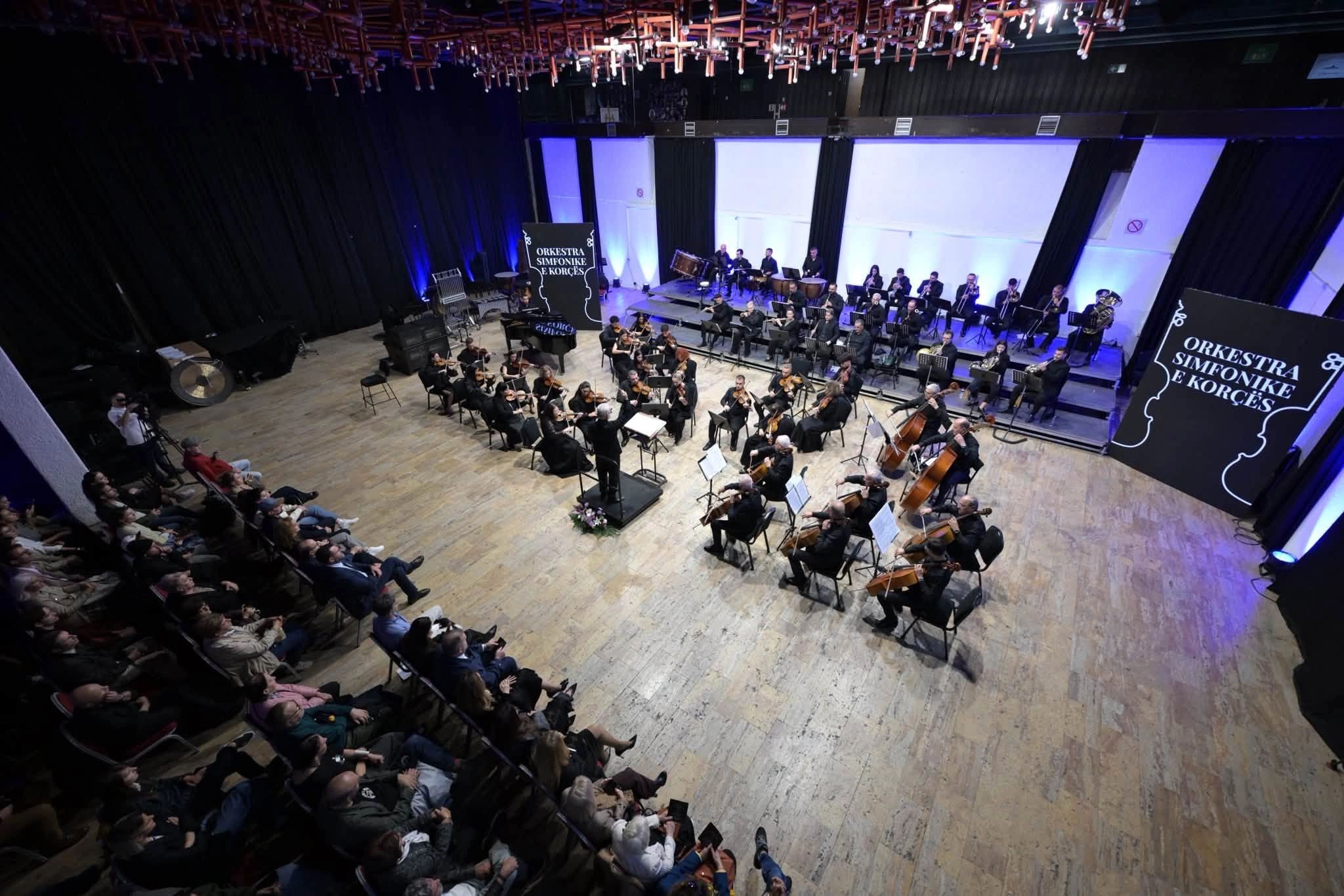 Nata e madhe e Korçës në Prishtinë: Orkestra Simfonike ngjit në skenë harmoninë shqiptare dhe atë evropiane