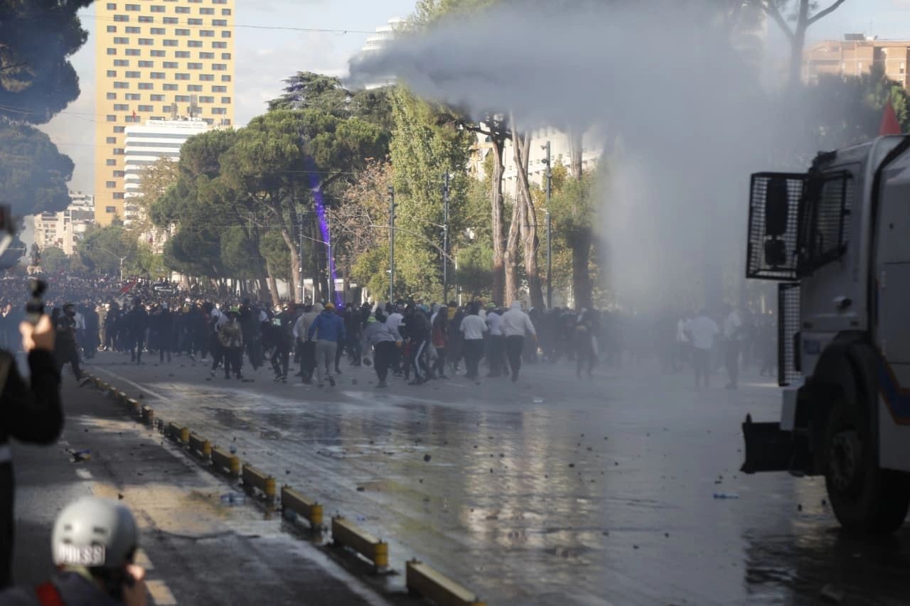 Tensionet në protestën e Tiranës: Tetë të lënduar kërkojnë ndihmë mjekësore, mes tyre edhe një ligjvënës