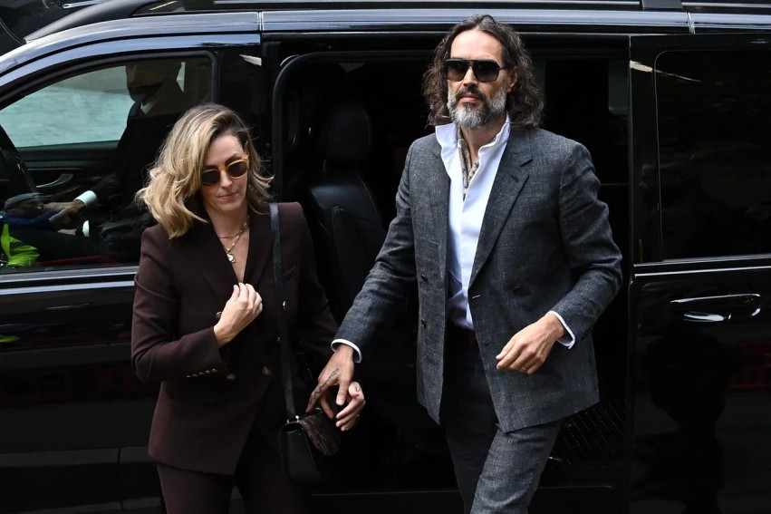 Nis procesi gjyqësor ndaj Russell Brand: Aktori britanik përballet me akuzat e gjashtë grave për krime seksuale