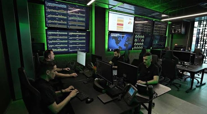 Lufta e re në Ballkan nuk ka nevojë për armë: Kuçi lëshon alarmin për sulme nga serverët