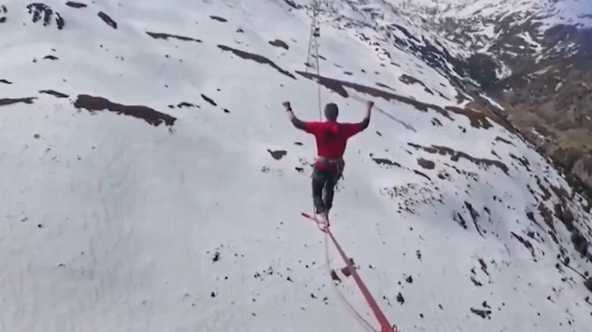 Arritje historike në Tirol: Sportisti austriak shënon rekordin e ri botëror në slackline në 150 metra lartësi