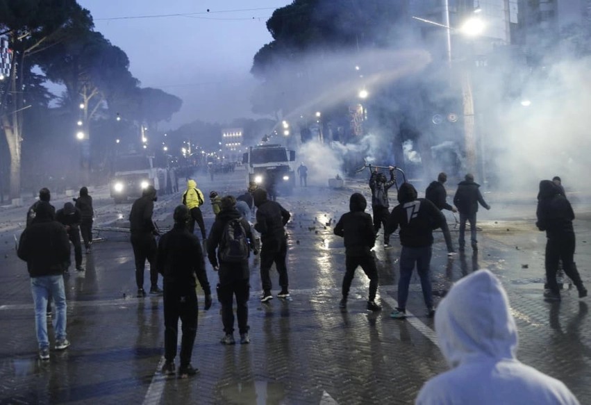 Valë pakënaqësie nga veriu në jug: Të rinjtë shqiptarë vijojnë protestat masive dhe kërkojnë ndryshim rrënjësor