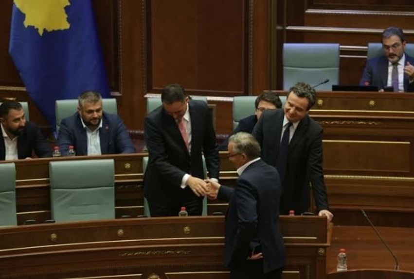 Momenti i rrallë në Kuvend: Bedri Hamza shtrëngon duart me Kurtin dhe Haradinajn