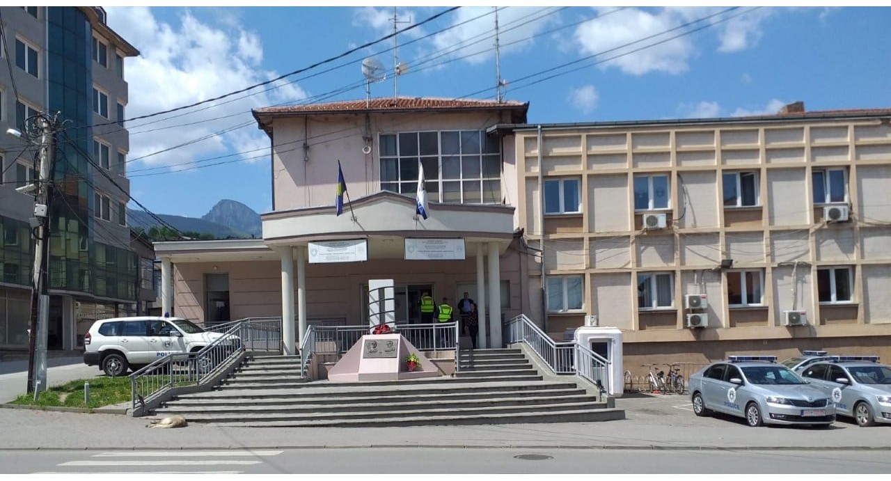 Konflikti në Pejë përfundon me pranga, policia kap armë zjarri dhe municion