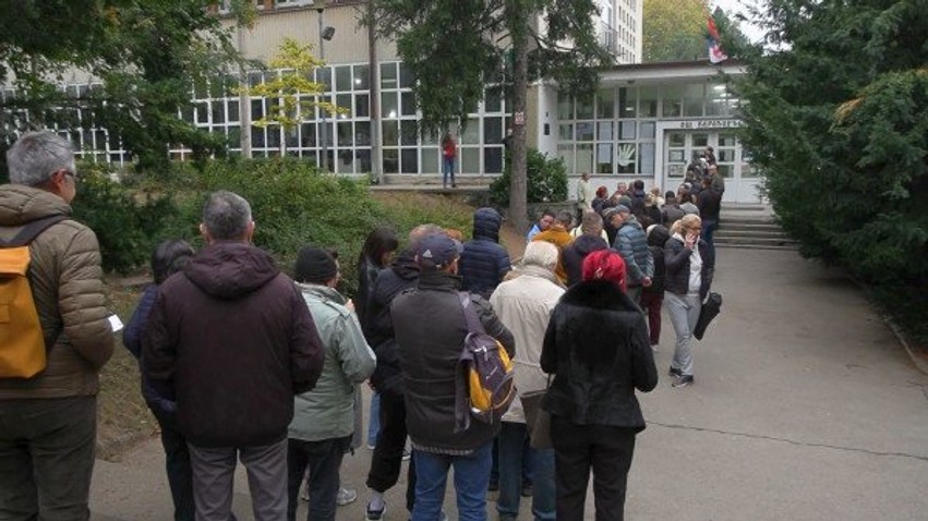 Interes i jashtëzakonshëm në zgjedhjet e Serbisë: Pjesëmarrja kap shifrën 20% deri në mesditë, raportohen parregullsi dhe tensione