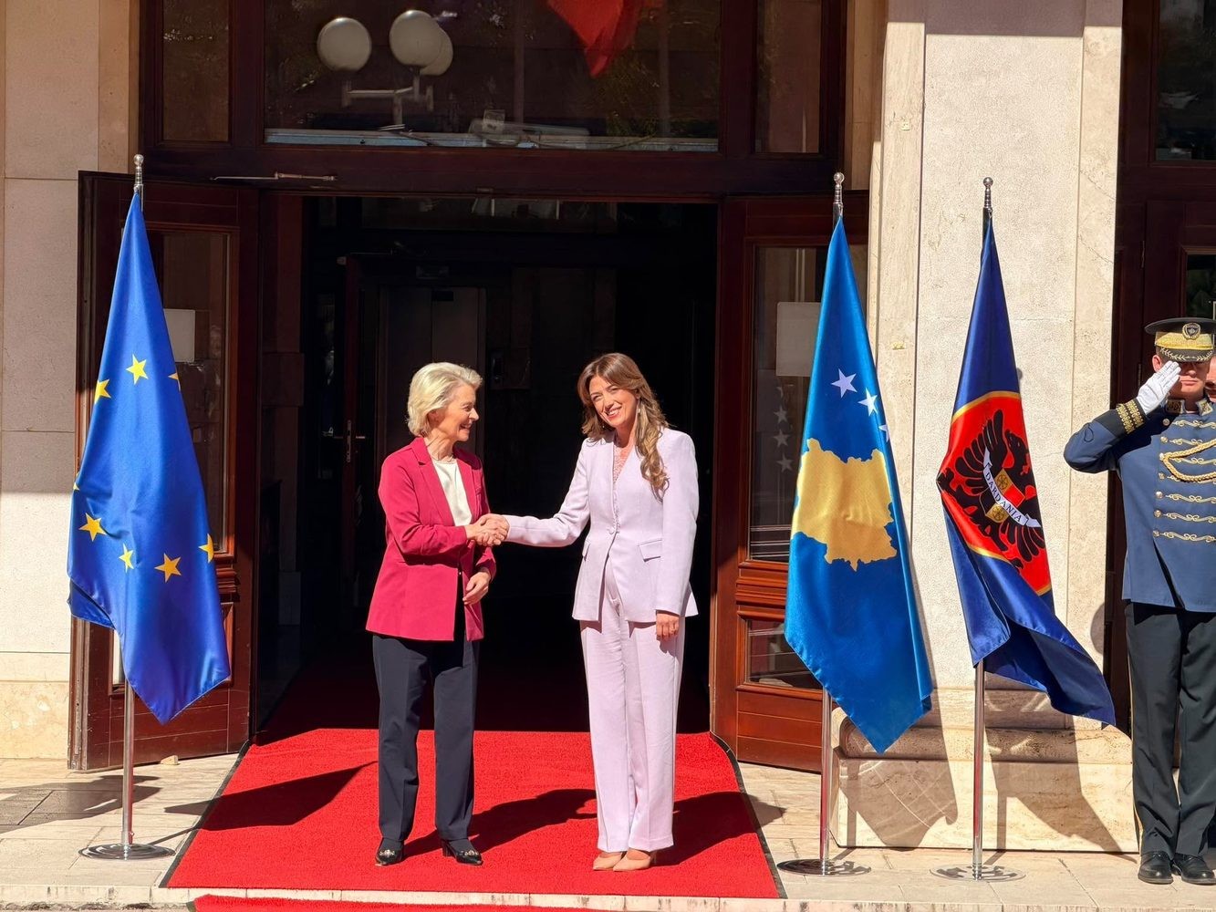 Ursula von der Leyen pritet në Prishtinë nga Ushtruesja e Detyrës së Presidentes, Albulena Haxhiu