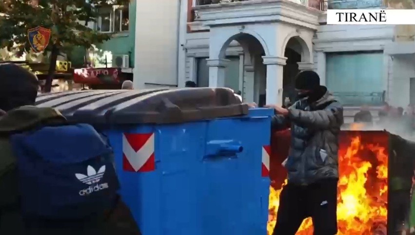 Trazira para Ministrisë së Arsimit: Policia vë në pranga dy protestues për zjarrvënie dhe bllokim rrugësh