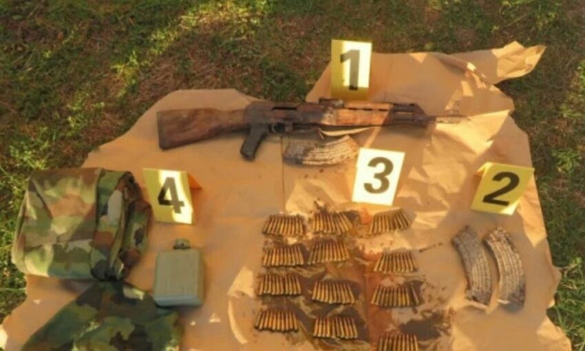 Arsenal armësh dhe pajisje ushtarake zbulohen brenda një objekti të pabanuar në Leposaviq