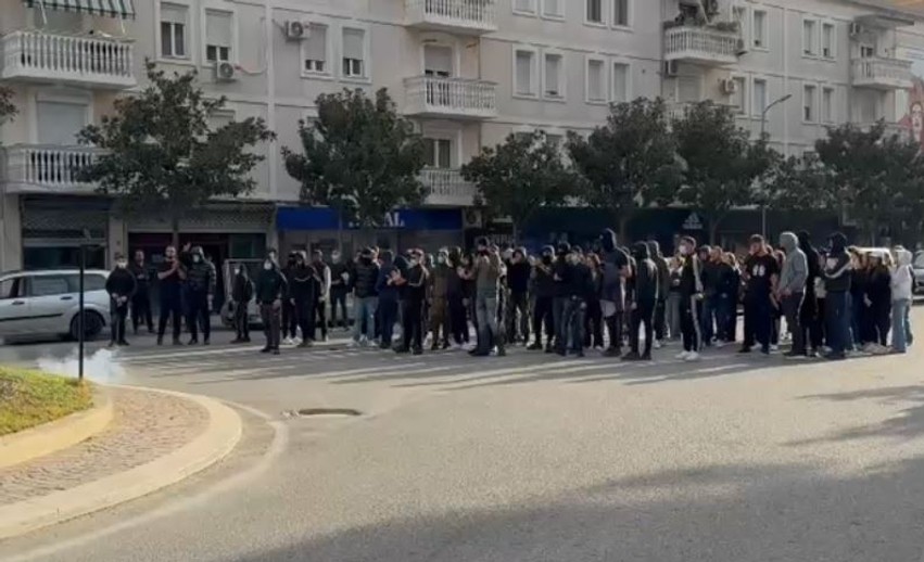 Braktisen bankat e shkollës: Gjimnazistët e Lezhës mbushin rrugët në protestë, policia blindon institucionet
