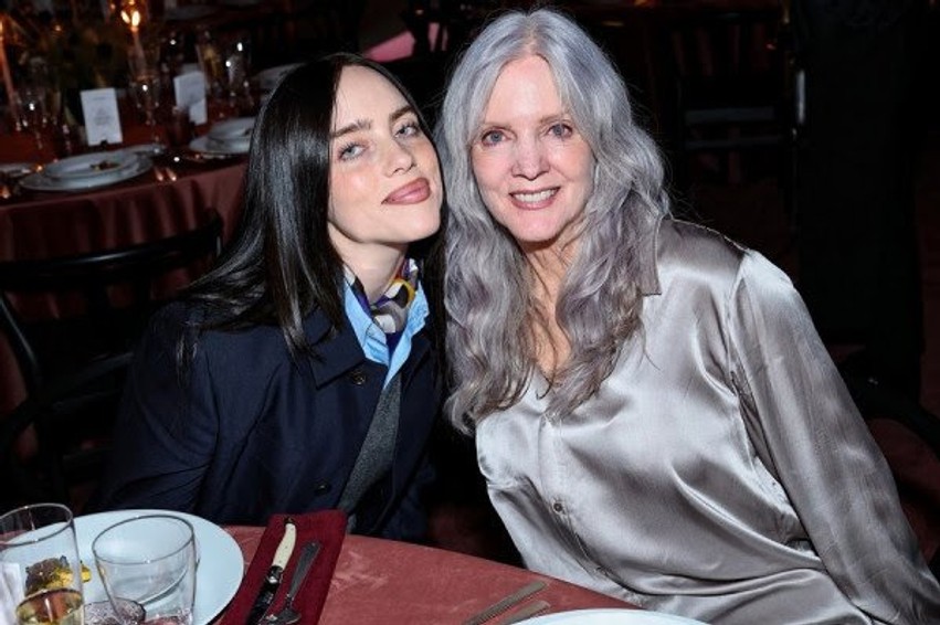 Zbulohet e kaluar e fshehur e nënës së Billie Eilish: Fansat mbeten të habitur pas këtij detaji në serialin “Friends”