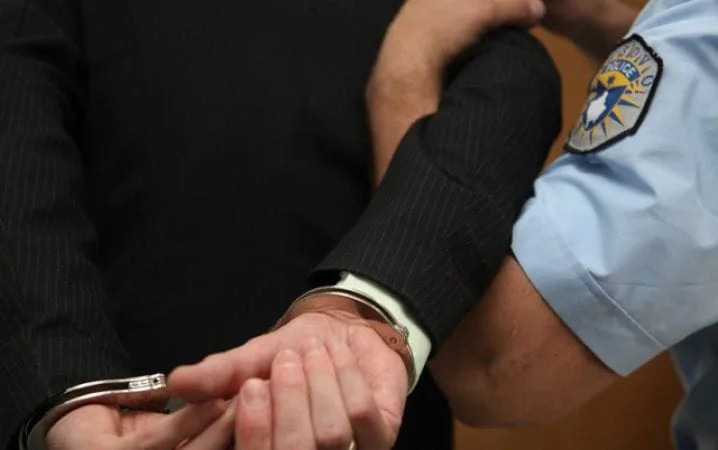 Operacioni i Policisë në kryeqytet: Vihet në pranga 36-vjeçari që kërkohej për mashtrim besimi