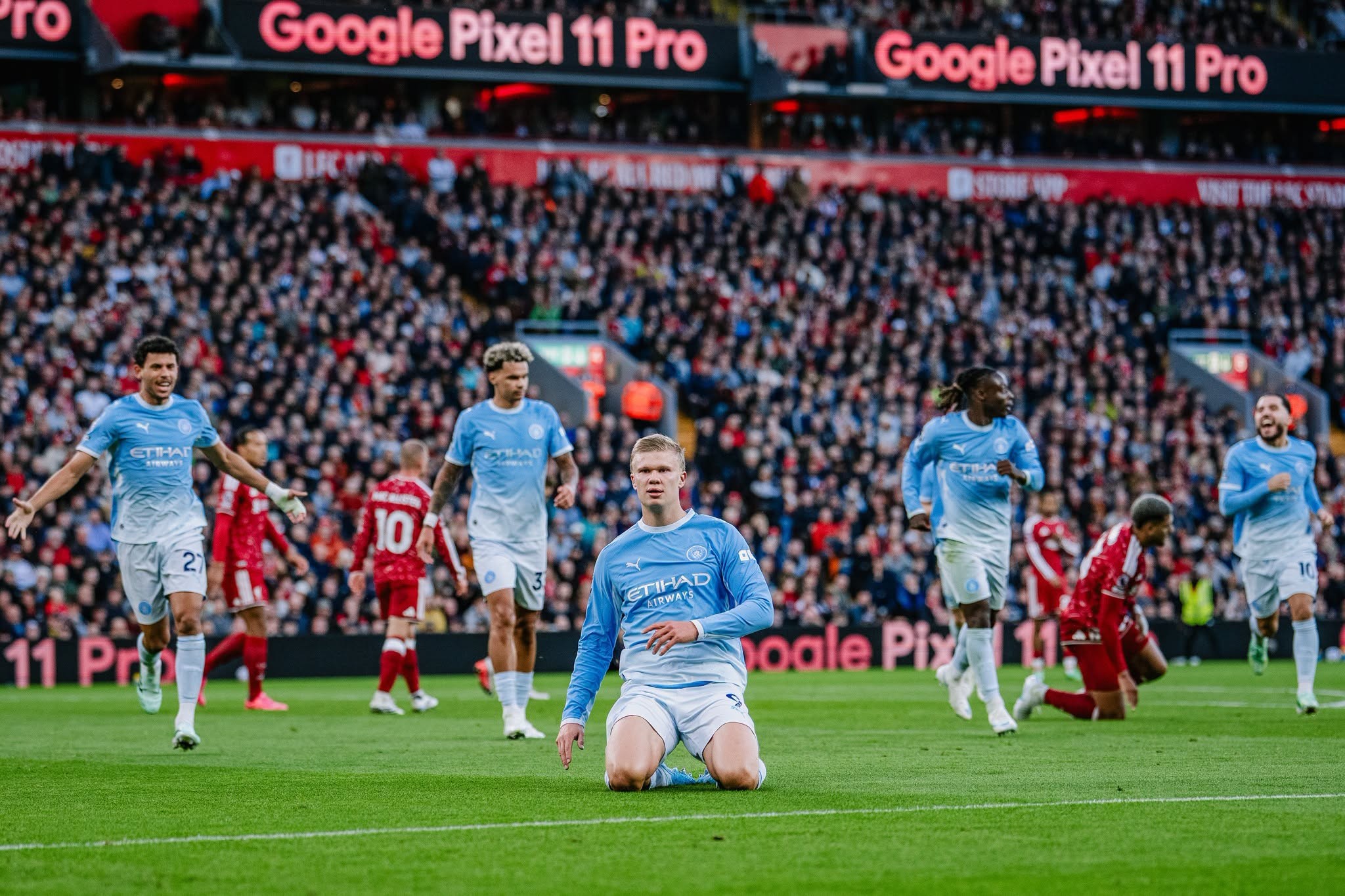 Manchester City triumfon fuqishëm në “Anfield” ndaj Liverpoolit dhe ruan ecurinë e përsosur në Premier League