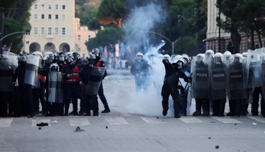 Tensioni bie në Tiranë: Gjykata liron 13 të ndaluarit e protestave të fundit