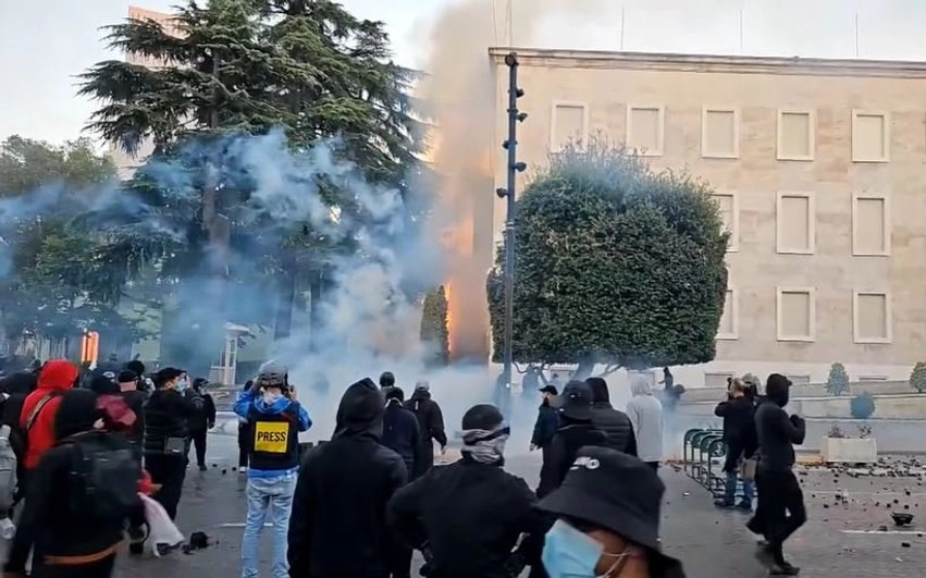 Tensione dhe zjarr para Kryeministrisë: Protestuesit thyejnë rrethimin, policia përgjigjet me gaz lotsjellës