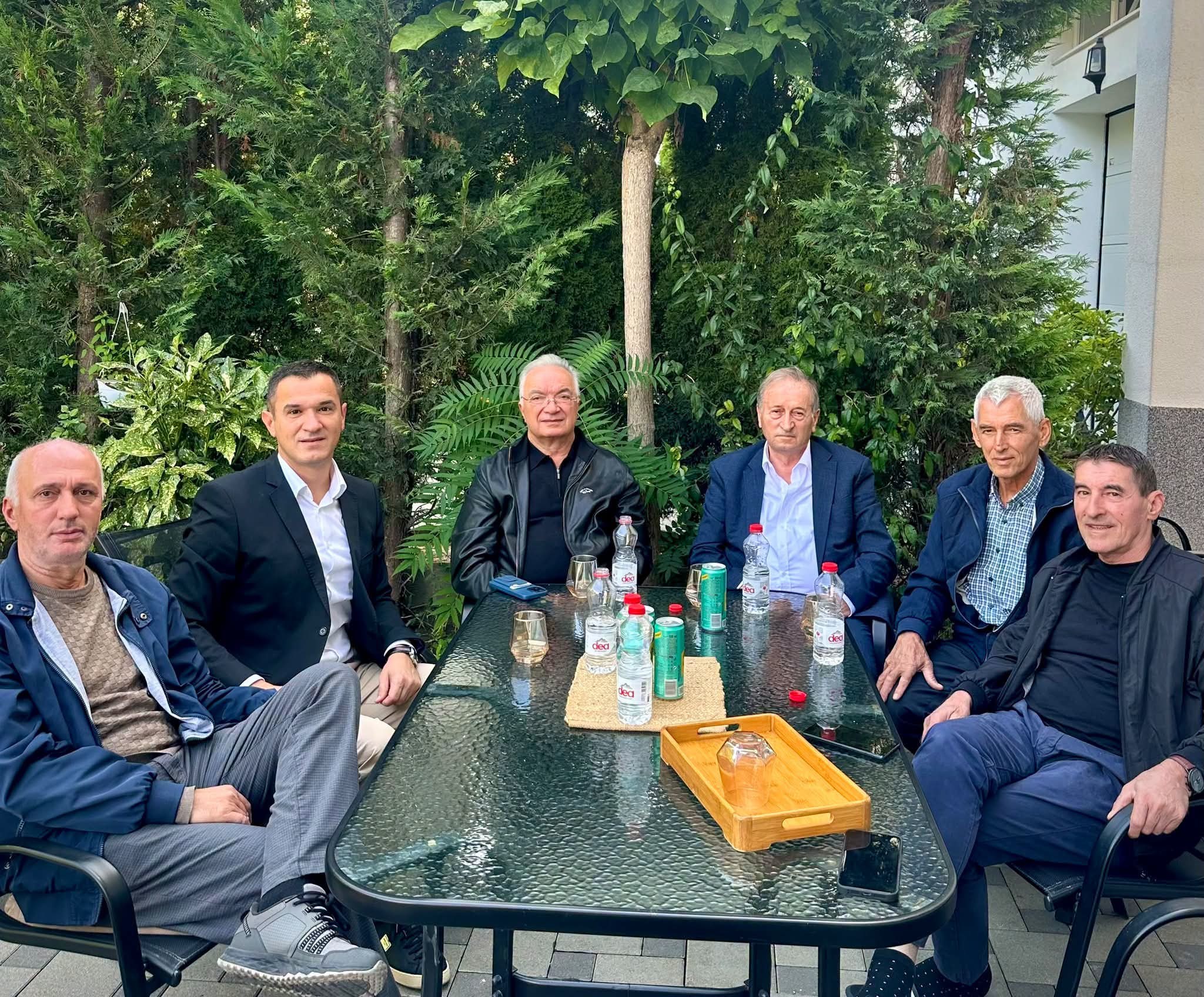 Azem Syla dhe Xhavit Haliti vizitojnë familjen e Kadri Veselit në Mitrovicë