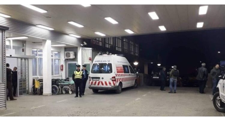 Situatë e rëndë në QKUK: Familjarët braktisin pacienten në Emergjencë, ja pse nuk po përgjigjen as ndaj Policisë