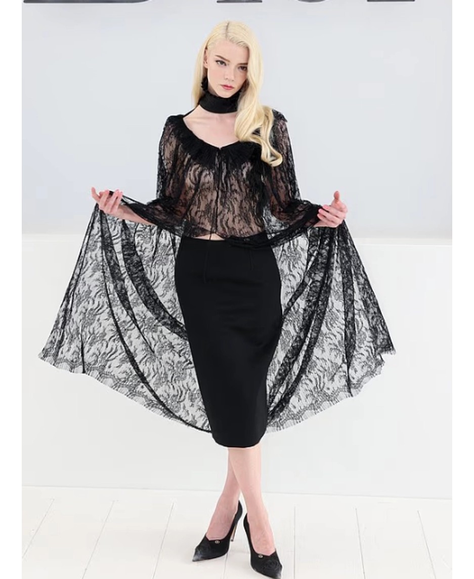Anya Taylor-Joy shkëlqen në Paris: Ylli i kinematografisë sjell elegancë magjepsëse në sfilatën e Dior