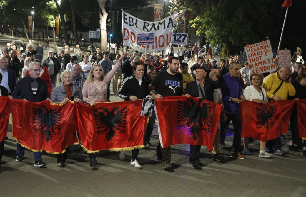 Tensioni në rritje në Tiranë: Qytetarët mblidhen në protestën e 127-të dhe kërkojnë largimin e qeverisë