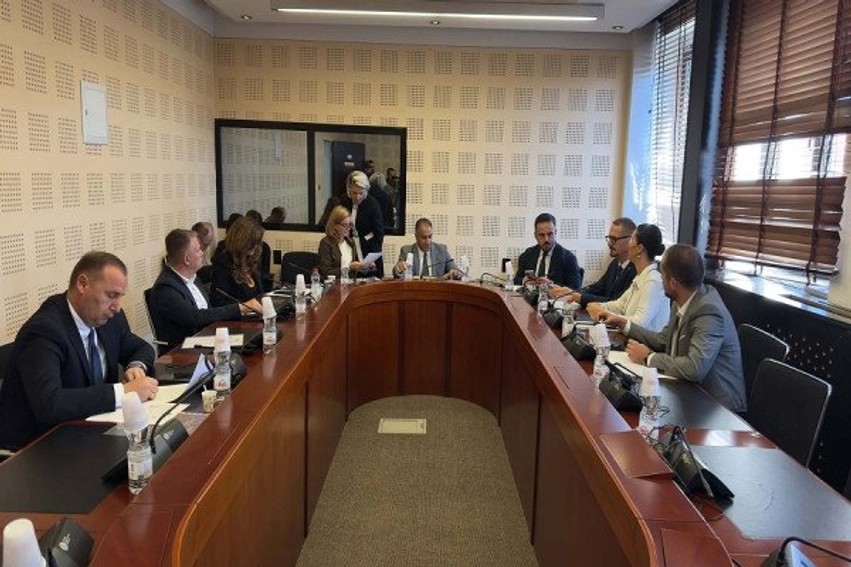 Pakënaqësi në Komision: Ganimete Musliu braktis mbledhjen për shkak të Gjykatës Speciale
