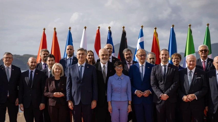 Rama publikon fotografinë e samitit pa Kurtin dhe Mickoskin, reagojnë komentuesit