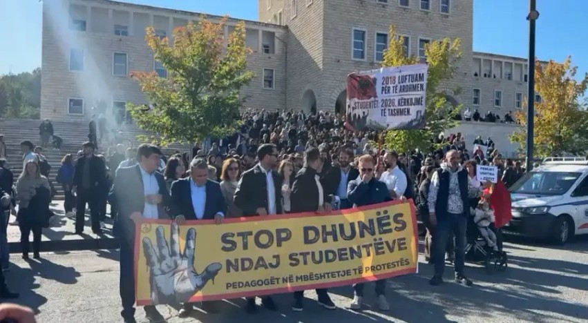Universitetet publike në Shqipëri ndërpresin mësimin: Pedagogët i bashkohen protestës së studentëve
